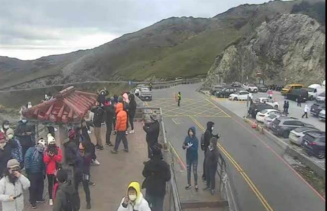 合歡山雖然沒有降雪，但一早已經湧入大批追雪民眾，得知玉山下雪都相當興奮，相信合歡山也很快就會降雪。（玉管處提供／吳建輝南投傳真）