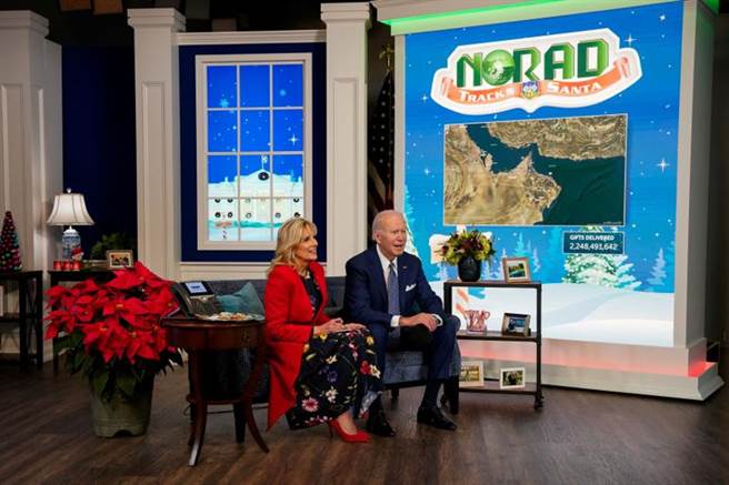 美国总统拜登24日出席「北美防空司令部」(NORAD)活动，1名疑似川普粉丝的男子Call In进来，用「加油布兰登」呛声，当拜登想要回应时，却遭对方挂电话。(图/路透社)