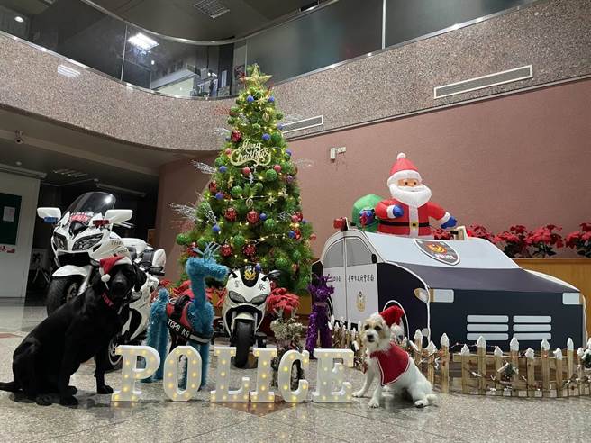万眾瞩目的JJ跟Tiny蒞临第四分局的现场，一起欢渡圣诞节。（警方提供）