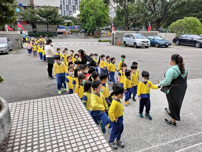光隆幼儿园带领近百位幼儿园学童到第四分局参访，让严肃警察机关多了不少生气与活力。（警方提供）