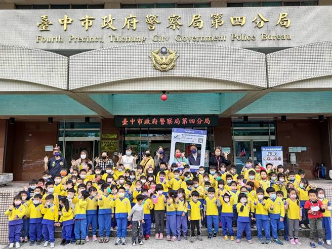 光隆幼儿园带领近百位幼儿园学童到第四分局参访，让严肃警察机关多了不少生气与活力。（警方提供）