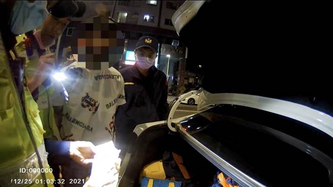 高雄29岁李姓男子驾驶白色自小客车行经苓雅区中正一路与福德三路时，遇到警方设置的临检点，经员警盘查发现李男是毒品通缉犯，随后更在车上查获毒品、刀械等违禁品。（翻摄画面／洪浩轩高雄传真）