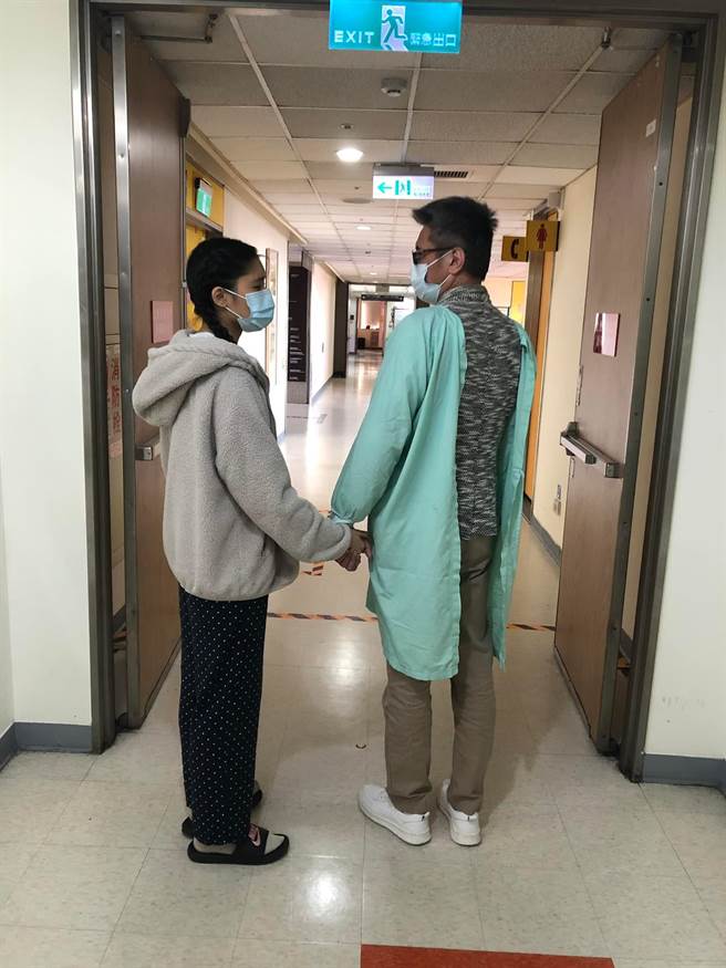 包小柏（右）跟女儿感情非常好。（翻摄包小柏脸书）