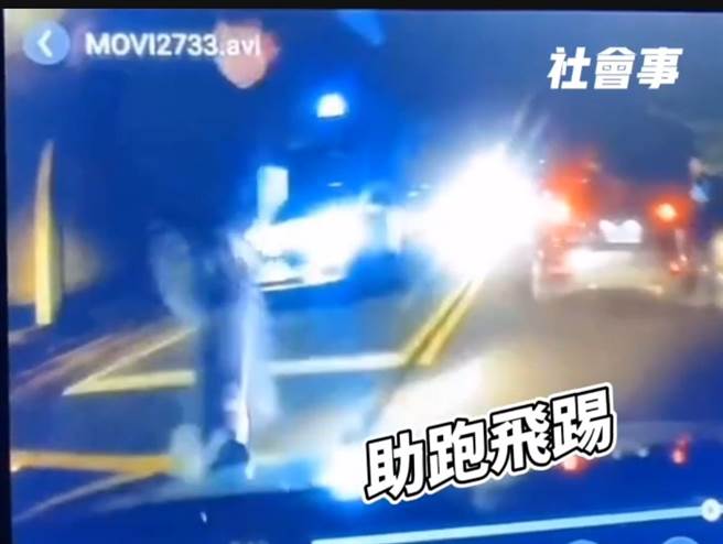 前方車輛以車攔車，隨後先有1人下車「助跑飛踢」後車、另1人則持棍棒砸車，後方車主嚇到趕緊加速駛離。（八德警分局提供／陳夢茹桃園傳真）