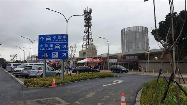 交通部高速公路局在国道1号高架路段打造杨梅休息站，25日上午举办开幕剪彩，下午15时启用。(赖佑维摄)
