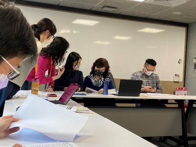 物價聯合稽查調查餐飲業漲價情形。（經濟部提供）