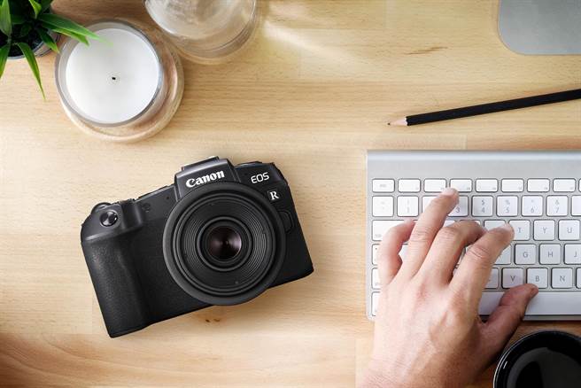 Canon EOS RP为全片幅无反单眼中最轻巧的机型，想要拍摄烟火的话，建议可搭配RF24-105mm f/4-7.1 IS STM镜组。（Canon提供）