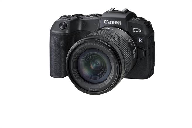 Canon EOS RP，单机身定价4万2900元；31日前送2000元邮政礼券，买机身／镜组现场即可以3900元同时加购RF 50mm f/1.8 STM 大光圈定焦镜。（Canon提供）
