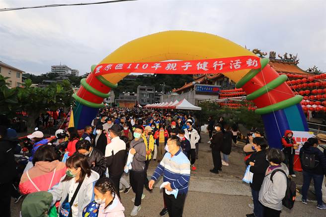 台中市丰原区110年亲子健行活动吸引上千位民眾热情响应。（王文吉摄）
