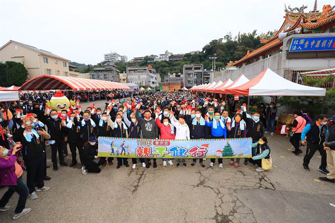 丰原区110年亲子健行活动清晨从镇清宫出发，台中市长卢秀燕等人鸣枪宣布开走。（王文吉摄）