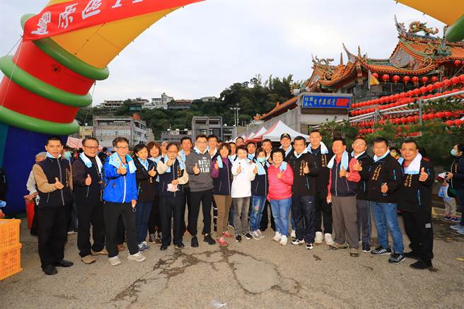 台中市长卢秀燕前往健行起点，向市民加油打气，并与地方人士合影。（王文吉摄）