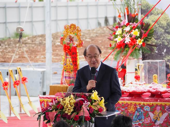 民进党立院总召柯建铭25日在「竹科X基地」软体大楼动工典礼上致词时，炮轰新竹在地的立委竟阻挡地制法修正，反对新竹的发展，是为一己之私。（陈育贤摄）