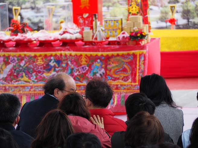 左起柯建铭、郑正钤、高虹安在台下为了「新竹立委反对大新竹发展」、「一己之私」之说，频频「交换竟见」。（陈育贤摄）