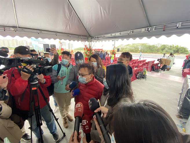 郑正钤（左）表示，径付二读这件事情，是完全把台湾的民表制度踩在脚底下。（陈育贤摄）