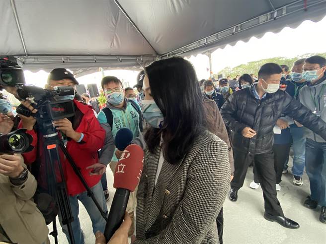 高虹安说，他们反对的是仓促又草率的立法程序，并抗议柯建铭在台上的致词。（陈育贤摄）