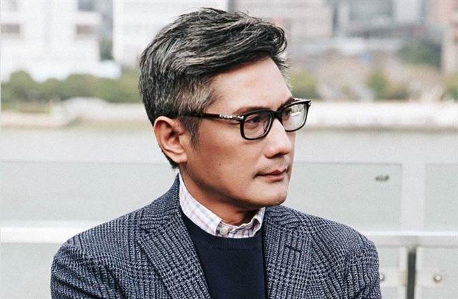 包小柏伴女儿对抗病魔逾2年，身心煎熬因而满头白髮。（包小柏脸书）