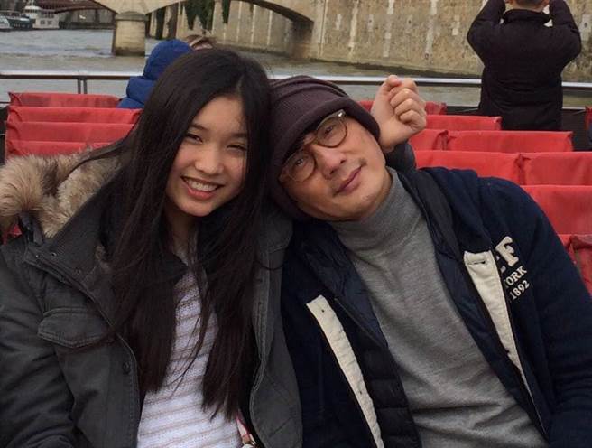 包小柏（右）跟女儿感情非常好。（翻摄包小柏脸书）