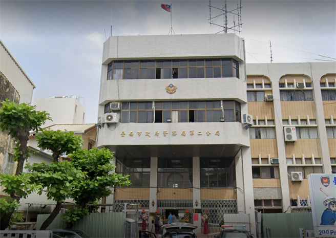 台南市警局二分局楊姓警員昨晚在中西區攔查1輛逆向行駛機車，對方拒檢逃逸，警員隨即通報圍捕及騎乘警用機車尾隨，卻在北區撞上1輛自小客車後受傷送醫，肇事責任有待釐清。(翻攝Google Maps)
