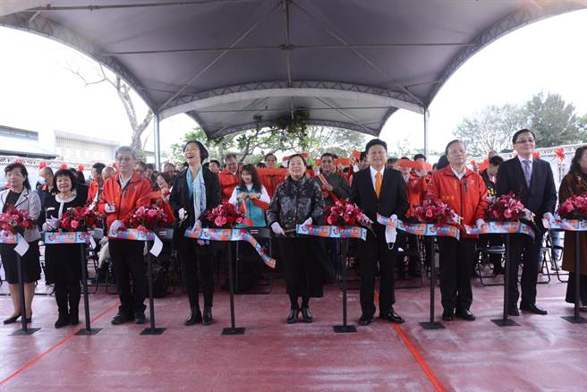 原花蓮特教學校美崙舊址，校區占地廣達5500坪，改造成「婦幼親創園區」，徐榛蔚與地方各界剪綵啟用。（王志偉攝）