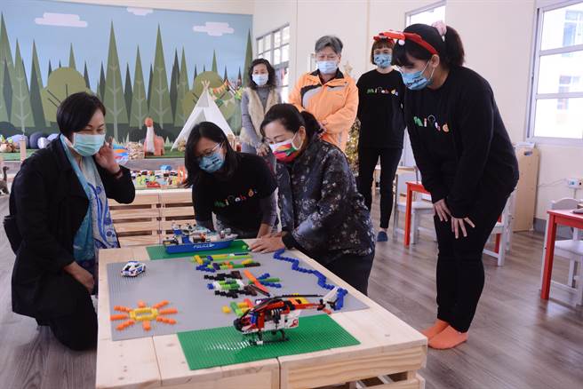 「婦幼親創園區」部分教室改造為多元功能性的空間，讓園區草地變成家庭遊戲場，提供家庭從小孩、婦女到老人，全人使用的多元空間園區。（王志偉攝）