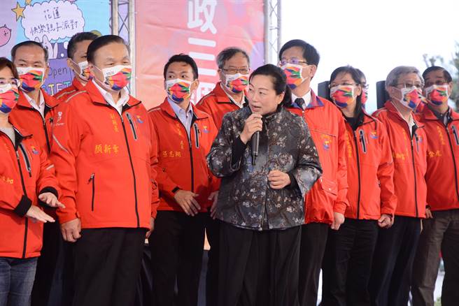 縣長徐榛蔚率縣府團隊，細數政績。（王志偉攝）