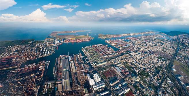 高雄港2021年虽面对疫情严峻及塞港等外在阻碍因素，今年营收仍稳定成长；图为高雄港全景。（翻摄照片／石秀华高雄传真）