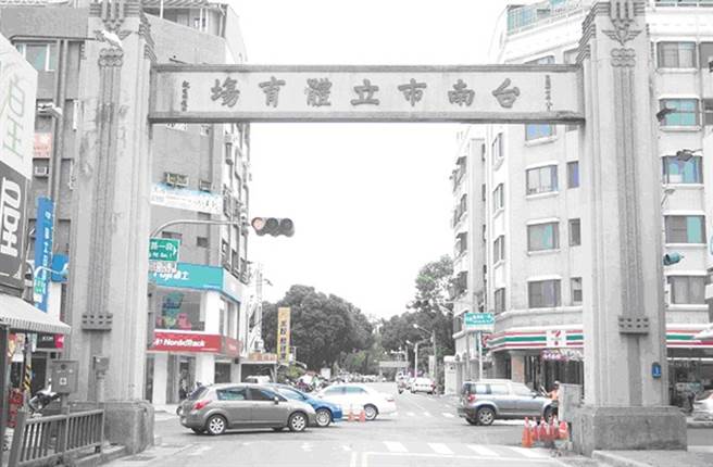 台南市育路「第三屆全省運動會牌坊」。（文資處提供／洪榮志台南傳真）