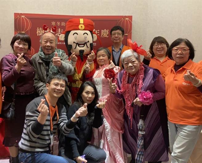 弘道樹林志工站今年與輔大織品系學生合作，並結合才藝班成果發表，讓爺爺奶奶們穿上具有紅、綠色聖誕元素的服飾和閃亮晚禮服，上台走秀，給予長者一個難忘的聖誕節。（弘道老人基金會提供）
