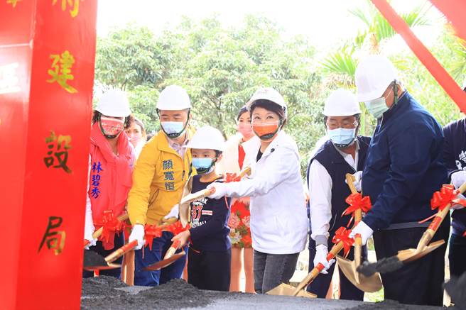 顏寛恒25日出席雾峰民生桥拓寛工程动土仪式，与台中市长卢秀燕同框。（冯惠宜摄）