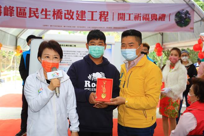 顏寛恒25日出席雾峰民生桥拓寛工程动土仪式，与台中市长卢秀燕同框。（冯惠宜摄）