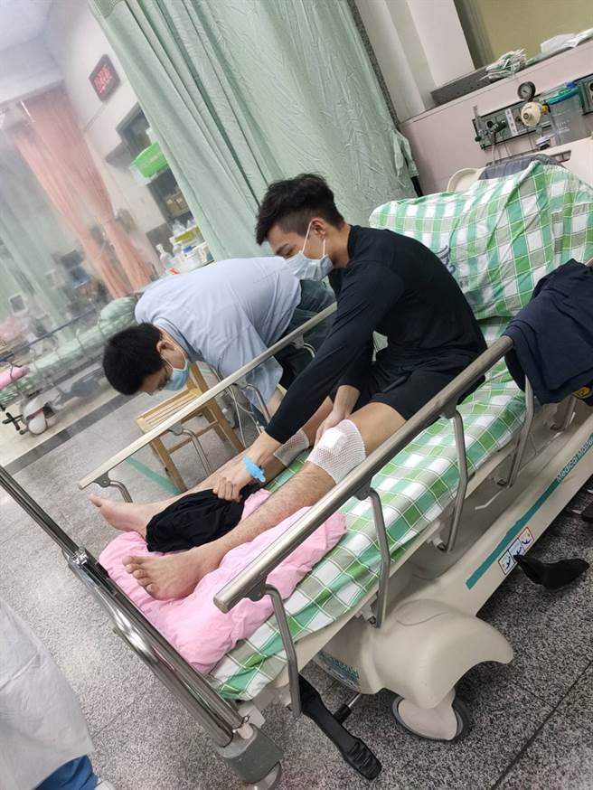 楊姓警員受有雙膝擦傷，經送院包紮後已返回所內靜養。（讀者提供／程炳璋台南傳真）