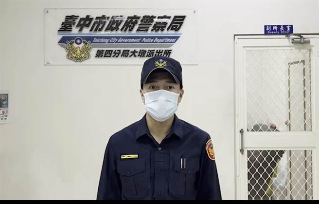 中市警局大墩派出所员警说明全案的发生与侦破经过。（警方提供）