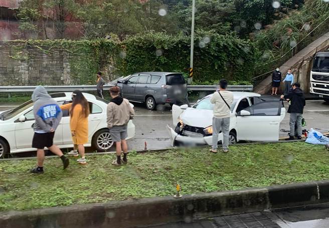 宜蘭縣蘇花改北上出口今（25日）中午12時許發生5車連環撞，據了解，共有4人送醫治療，詳細車禍原因仍待進一步釐清。（翻攝自臉書《車禍交通事故討論平台》）