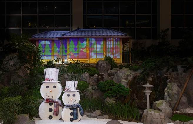 SOGO復興館即日起至明年1月1日17時30分至21時首度於9F中庭帶來和式庭園光雕雪景Show。（SOGO提供）