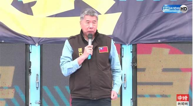 张亚中现身凯道，要求蔡英文论文「速还真」。(取自中时新闻网直播)