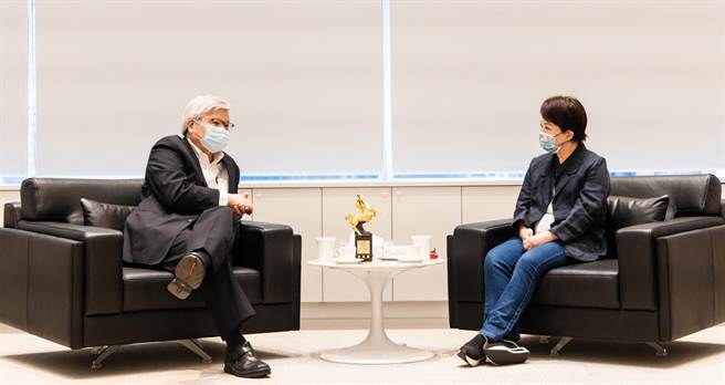 台積電公司總裁魏哲家（左）帶領副總王英郎等人，24日拜會台中市長盧秀燕（右）。（台中市政府提供）