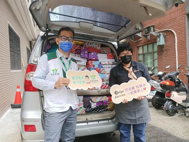 台中的宝格冰淇淋店发起「你送礼、我请冰」活动，募集1756份礼物，送给南台中家扶中心关怀的小朋友做耶诞礼物。（冯惠宜摄）