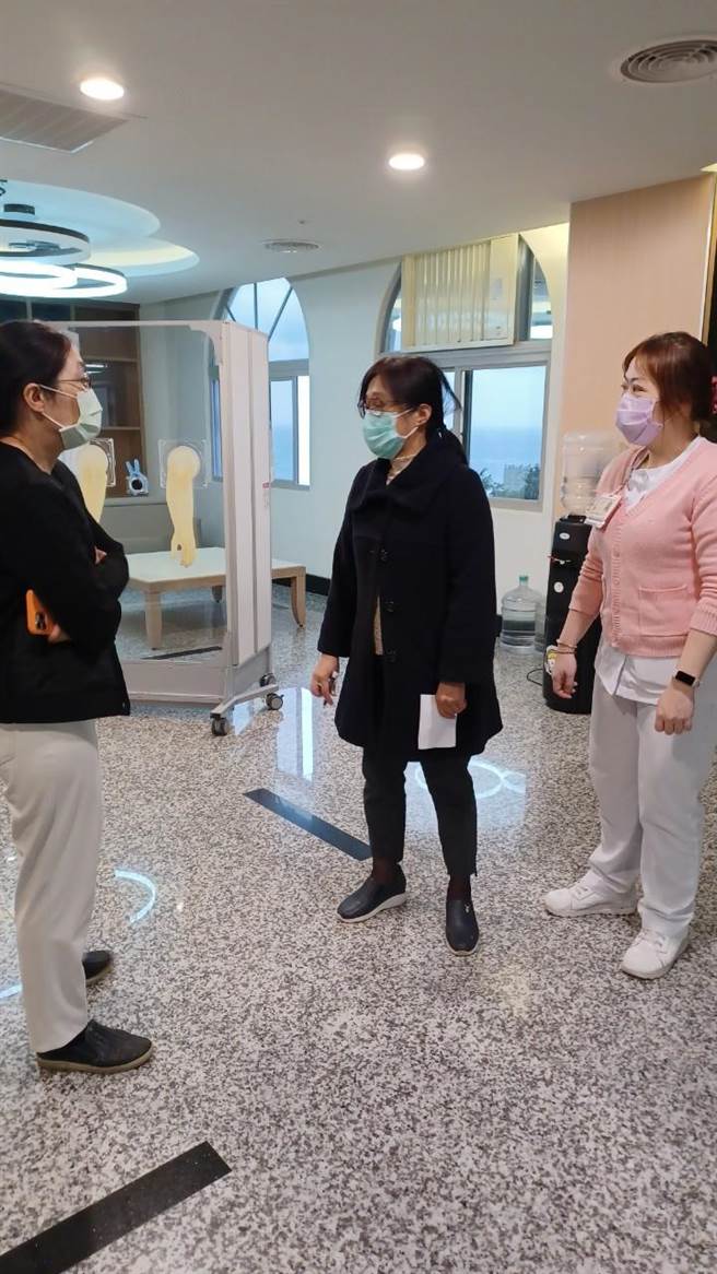 因應春節返鄉潮，花蓮防疫旅館量擴增至441間，防疫人員前往現場查核規範。（花蓮縣府提供／王志偉花蓮傳真）