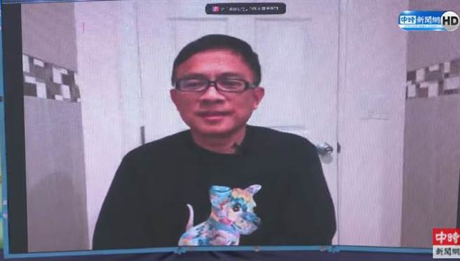 彭文正透过视讯连线，让蔡英文论文「速还真」。(取自中时新闻网直播)