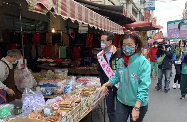 林靜儀要求台中市長盧秀燕說明顏家違建等相關爭議。（林靜儀競總提供／陳淑芬台中傳真）