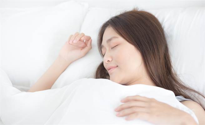 免开暖气，只要理解暖被的原理、改变盖被顺序，体感温度最高可以相差4度，要暖要凉都可以。(示意图/Shutterstock)