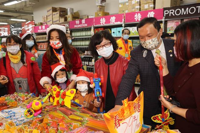 國際獅子會300A2區第十專區和金陵女中、家樂福共同辦理「扶老攜幼獅愛傳承」活動 （戴上容攝）