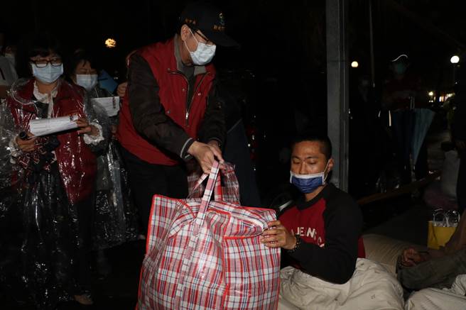 刘和然赠御寒衣物包和防疫关怀包给露宿在大同公园周边的街友 （戴上容摄）