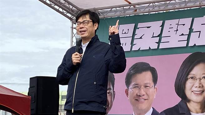 台中立委第二選區候選人林靜儀舉辦烏日區大造勢。高雄市長陳其邁打趣地說，「林靜儀是怪咖」。（陳淑芬攝）