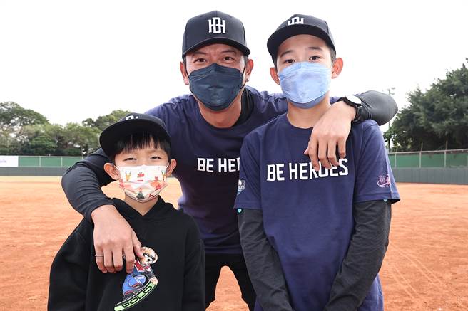 王建民首度帶2個兒子一同參加棒球訓練營。（展逸國際行銷提供）