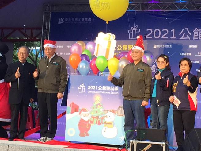 台北市長柯文哲（左二）25日參加公館商圈耶誕季活動。（張立勳攝）