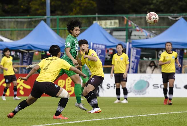 高雄陽信隊長若林美里（綠衣）開賽30秒就頭槌頂破台北熊讚大門。（中華足協提供）