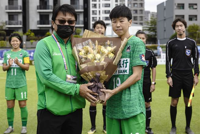 高雄陽信賽前為前木蘭國腳陳葦凌（右）舉辦引退儀式，由技術總監賴冠州代表獻花。（中華足協提供）