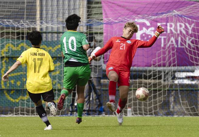 高雄陽信前鋒李綉琴（中）在快攻中射門破網，台北熊讚門將王郁婷（右）出擊封阻不及。（中華足協提供）