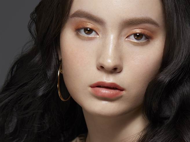 LUNASOL、M‧A‧C、PUPA今年冬季推出限量彩妆，图中为MODEL示范LUNASOL晶巧霓光眼彩盘金炫特藏版。（图／品牌提供）